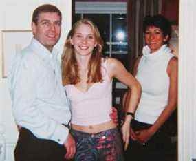 Le prince Andrew, Virginia Roberts Giuffre et la mondaine Ghislaine Maxwell sur une photo que Giuffre dit avoir été prise en mars 2001.