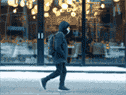 Un homme passe devant un restaurant vide à Montréal le 20 janvier 2022. Québec prévoit de lever la plupart des restrictions d'ici le 14 mars.