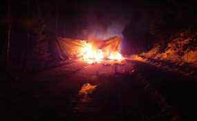 Des agents de la GRC qui se sont approchés du site depuis le chemin de service forestier de Marten ont déclaré avoir rencontré un blocus brûlant d'arbres abattus, de souches couvertes de goudron, de fils et de planches avec des pointes enfoncées à travers eux.