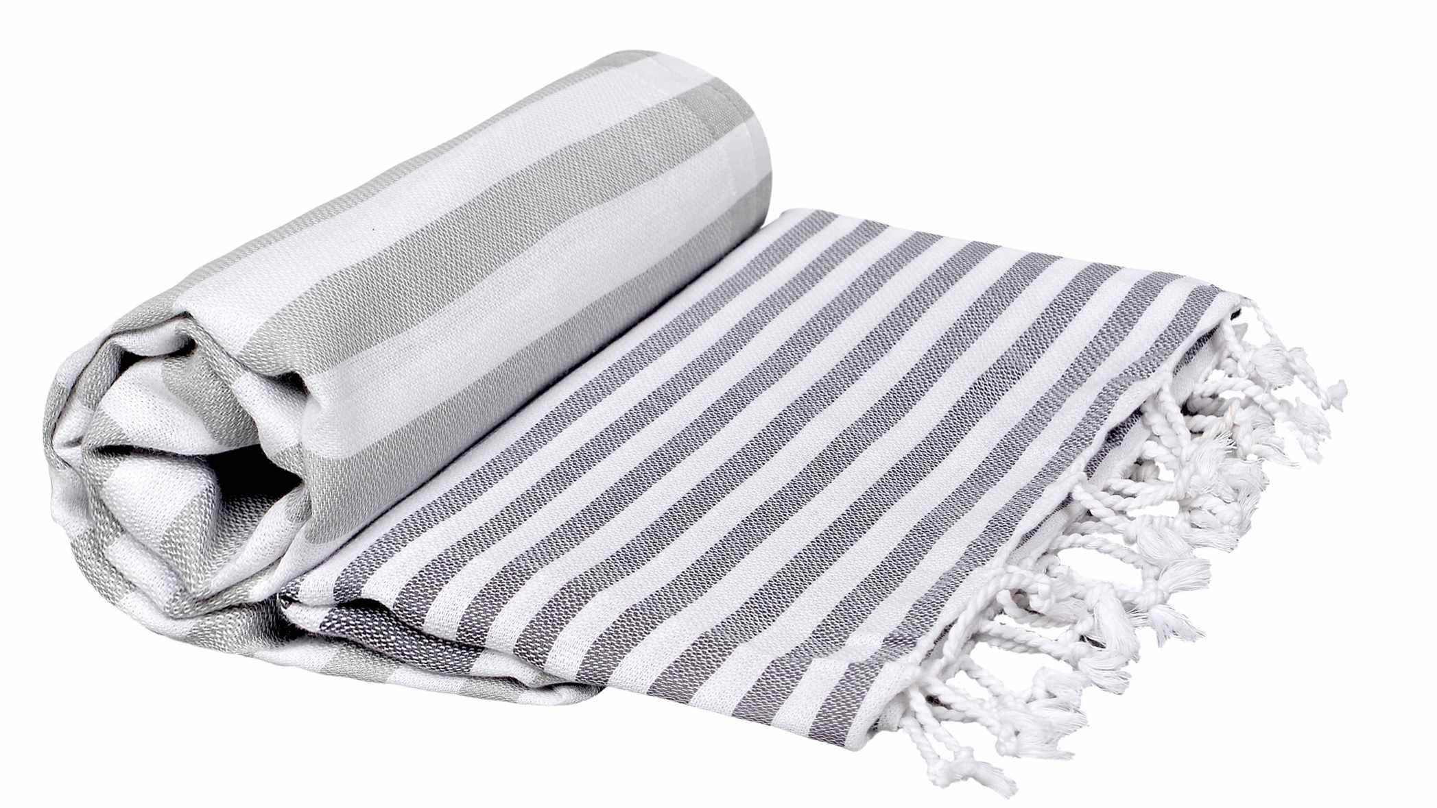 Image d'une couverture de lit à rayures blanches et grises
