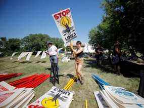 Des manifestants stockent des pancartes de protestation lors d'une manifestation organisée contre le pipeline de la ligne 3 à Waubun, Minnesota, le 5 juin 2021.