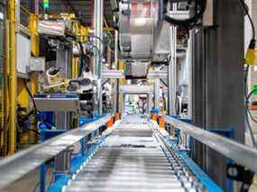Une ligne d'emballage automatisée chez Promation, une entreprise d'ingénierie robotique et de fabrication d'automatisation à Oakville, en Ontario.