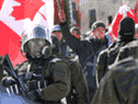 La police commence à disperser une manifestation organisée par des camionneurs opposés à la restriction de la COVID-19 le 18 février 2022 à Ottawa.