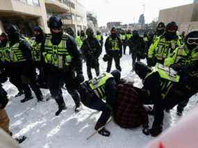 Des policiers arrêtent un homme, à Ottawa, le 18 février 2022.