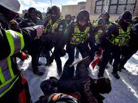 La police affronte des manifestants contre les mandats de Covid-19 à Ottawa le 18 février 2022.