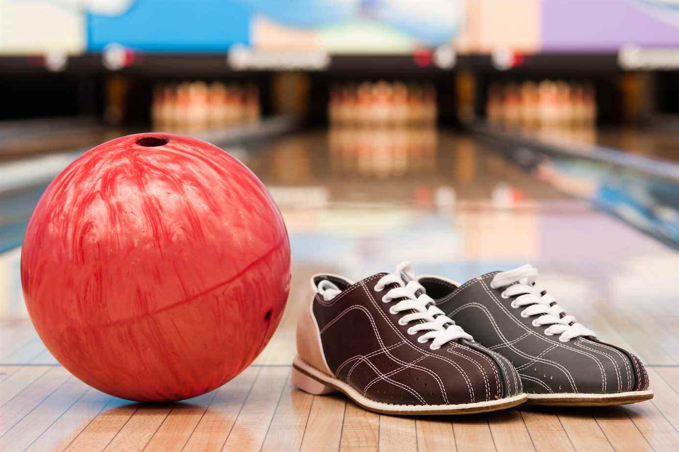 Chaussures de bowling et boule sur la piste