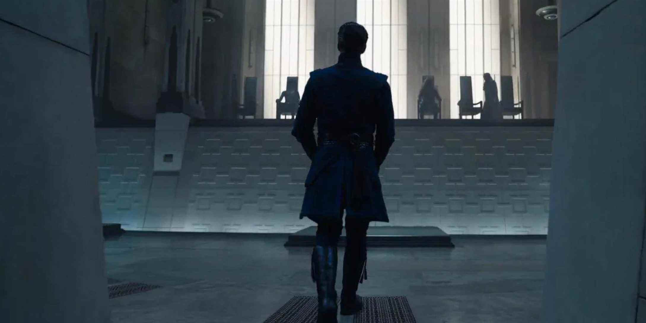 Doctor Strange fait face à plusieurs chaises vides et silhouettes sombres dans Doctor Strange In The Multiverse Of Madness