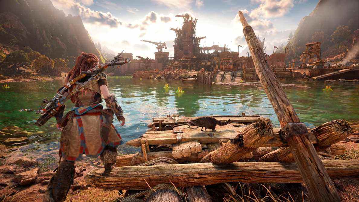 Jerry le raton laveur sur un radeau près d'un étang dans Horizon Forbidden West (capture d'écran capturée en mode Favor Performance)