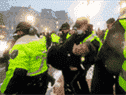 La police procède à une arrestation après qu'une personne a interféré avec une opération policière lors de la manifestation contre les restrictions COVID et le gouvernement Trudeau à Ottawa, le 17 février 2022.