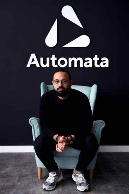 Le PDG Mostafa ElSayed est assis sur une chaise sous le logo Automata.