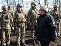 Le secrétaire du Conseil de la sécurité nationale et de la défense de l'Ukraine, Oleksiy Danilov, visite les positions de combat des forces armées ukrainiennes près de la ligne de séparation des rebelles soutenus par la Russie, près du village de Bohdanivka dans la région de Donetsk, Ukraine, le 19 février 2022.  