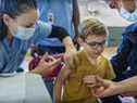 Une dose de vaccin est administrée dans une clinique pour enfants de 5 à 11 ans de la Beurling Acadmey à Verdun le samedi 27 novembre 2021. 