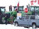 Des camions et des tracteurs bloquent le passage frontalier canado-américain lors d'une manifestation à Emerson, au Manitoba, dimanche.