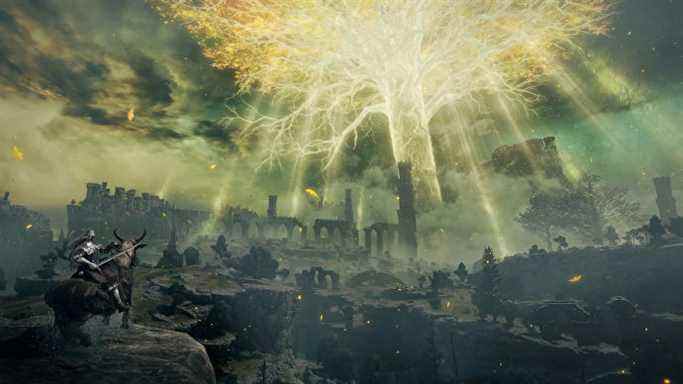 Un arbre géant brillant au centre d'un paysage en ruine dans une capture d'écran Elden Ring.