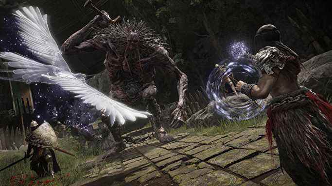 Invoquer un oiseau avec de la magie dans un combat contre un géant flétri dans une capture d'écran Elden Ring.