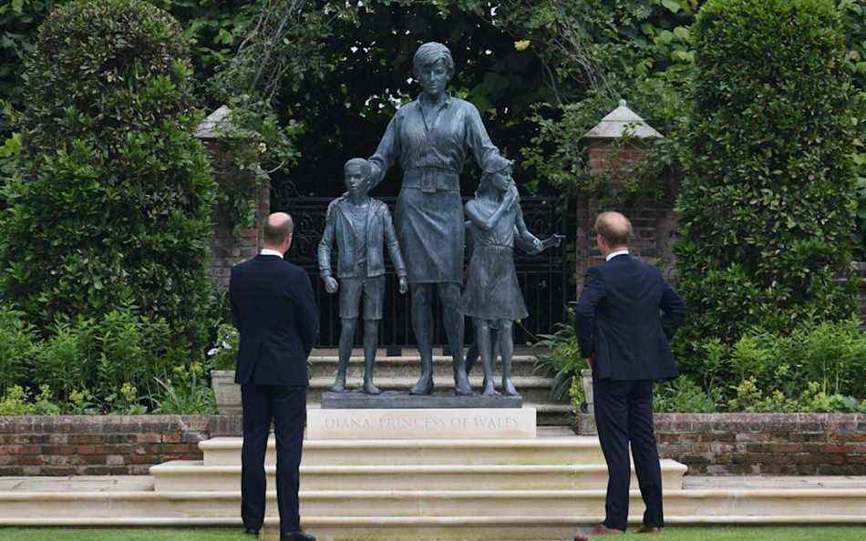 les ducs de Cambridge et de Sussex après avoir dévoilé la nouvelle statue de leur mère, Diana, princesse de Galles