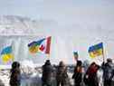 Les gens se rassemblent pour soutenir l'Ukraine et contre la Russie lors d'une manifestation à Niagara Falls le 30 janvier 2022. 