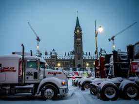Des camions bloquent une rue devant la colline du Parlement lors de la manifestation contre les mandats de Covid-19, à Ottawa le 18 février 2022.