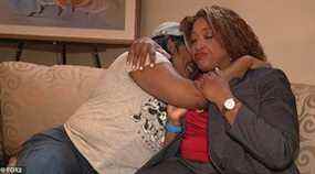 La grand-mère Shalesa Floyd et sa parente Sherry Gay-Dagnogo se réconfortent alors qu'elles pleurent les meurtres insensés.  Capture d'écran de FOX2