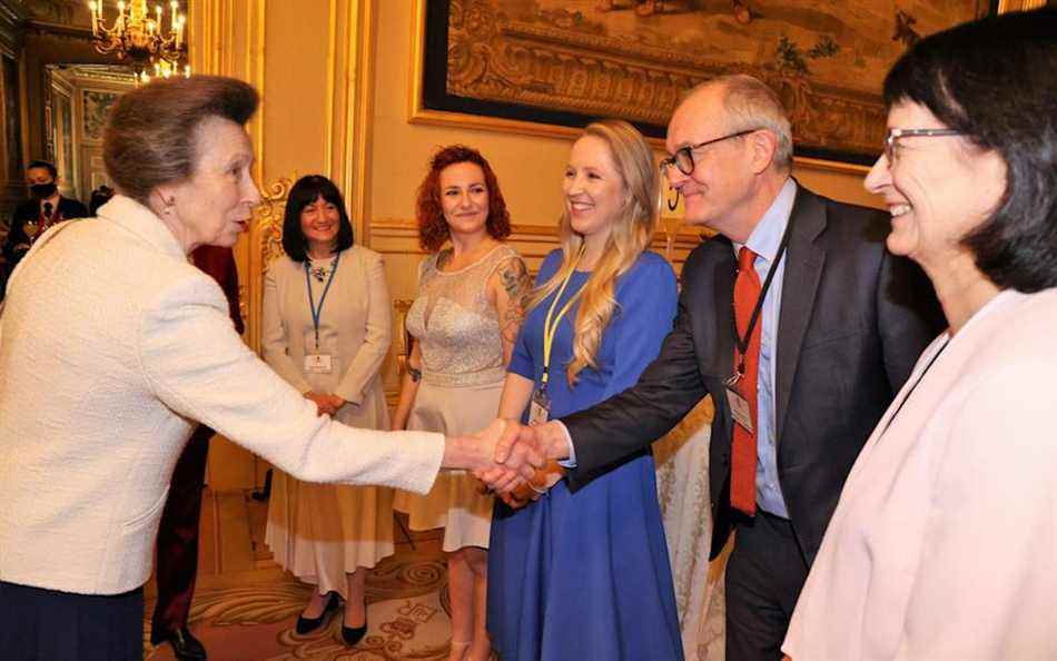 La princesse Anne rencontre Sir Patrick Vallance lors de l'événement.  À côté de lui, à gauche, se trouve Susan McDonald, qui a été l'une des lauréates