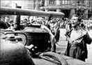 TCHECOSLOVAQUIE 1968 : Un Tchèque audacieux affronte un char russe.  GETTY IMAGES