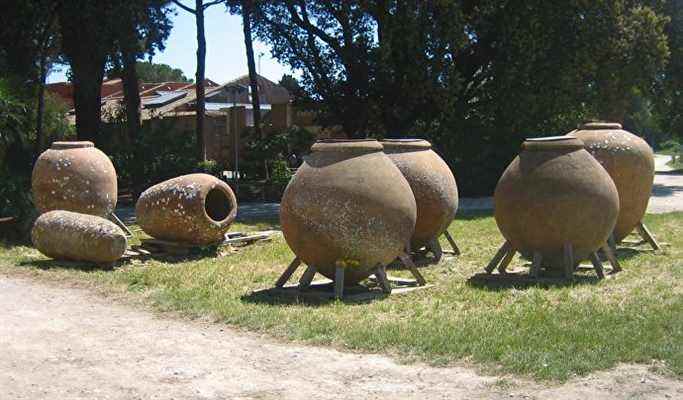 Photographie de pots de dolia romains dans la zone de fouilles d'Ostia Antica en Italie, 2007