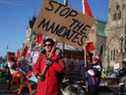 Des camionneurs et leurs partisans bloquent les rues lors d'une manifestation contre le mandat du vaccin près des édifices du Parlement le 15 février 2022 à Ottawa, Ontario, Canada. 