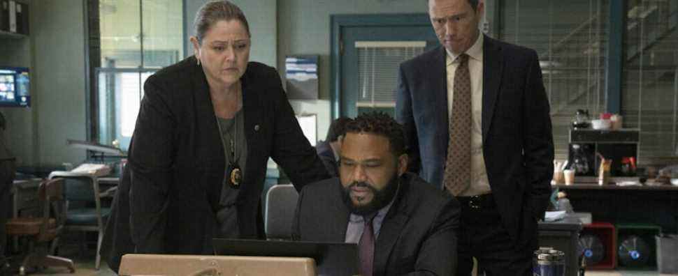 'Law & Order' revient, 'Grey's Crossover Crisis, tous dans la famille 'Ghosts', nouvelle frontière pour 'Discovery'