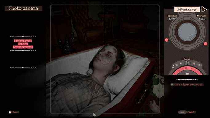 Le joueur utilise son appareil photo des années 1940 pour prendre une photo de Martha, allongée dans son cercueil ouvert dans le salon familial, dans Martha Is Dead