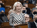 La chef conservatrice par intérim Candice Bergen prend la parole lors de la période des questions à la Chambre des communes, le 15 février 2022 à Ottawa.