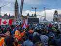 La police affronte des manifestants participant à une manifestation organisée par des camionneurs opposés aux mandats de vaccination sur la rue Wellington le 19 février 2022 à Ottawa, en Ontario.