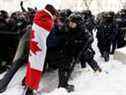 Des policiers affrontent des manifestants à Ottawa, le 19 février.