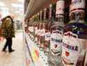 Bouteilles de vodka russe dans un supermarché à Moscou.
