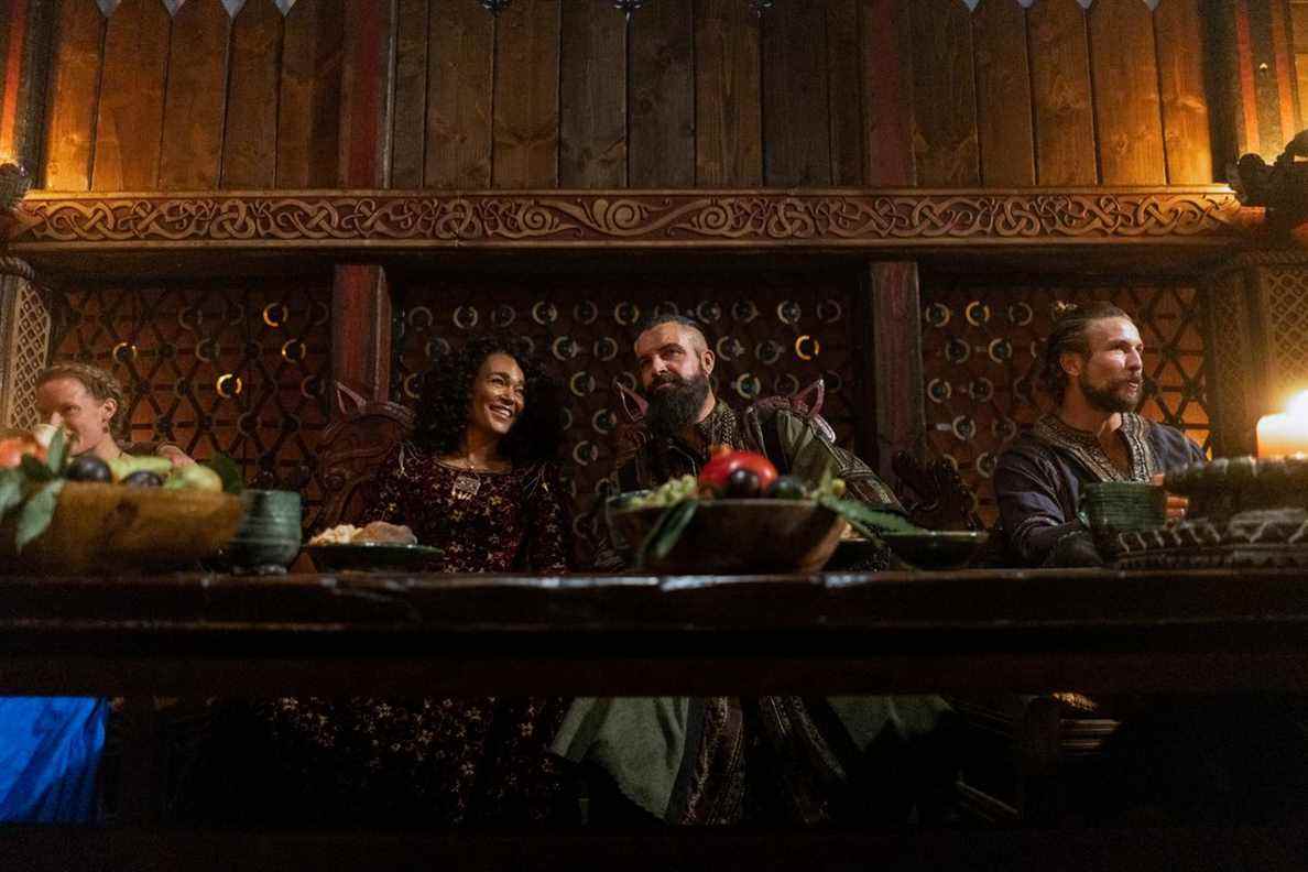 Haakon et Canute assis à la table du festin dans une image tirée de Vikings : Valhalla