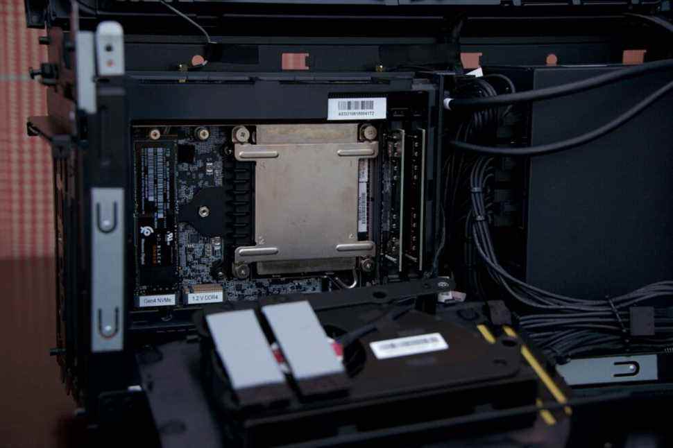 Le NUC 12 Extreme utilise des processeurs de bureau sur socket, qui devraient fournir un meilleur chemin de mise à niveau que les versions précédentes du système.