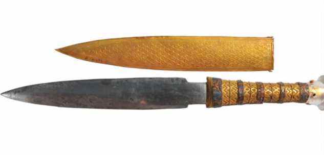 Le poignard de fer du roi Toutankhamon avec son fourreau d'or.  La longueur totale du poignard est de 13,5 pouces (34,2 cm).