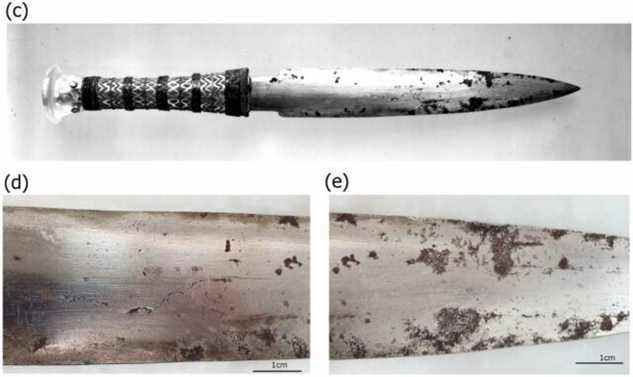 Photographie du poignard de fer de Toutankhamon prise au moment de sa découverte.