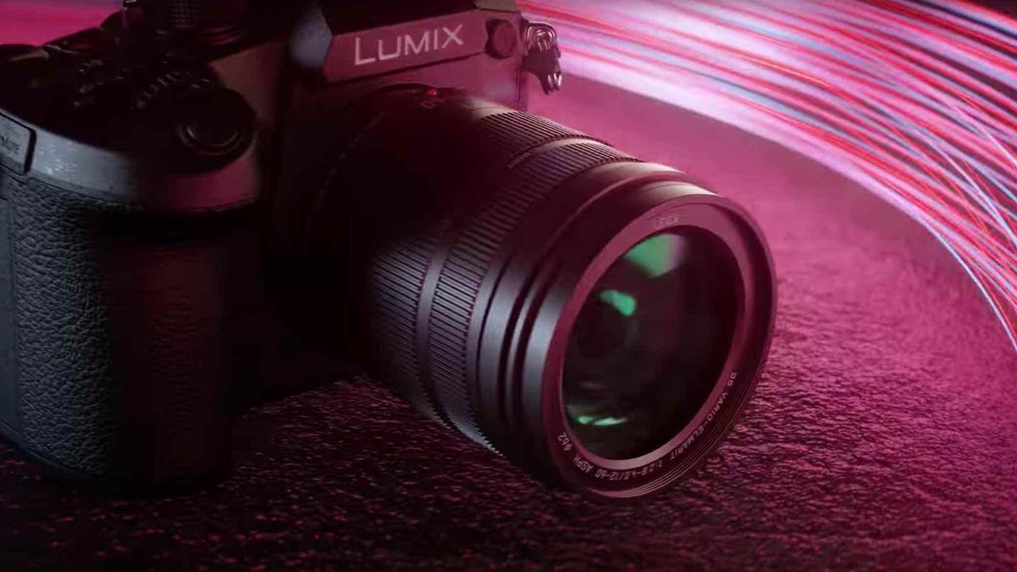 La caméra Panasonic GH6 entourée d'une lumière violette