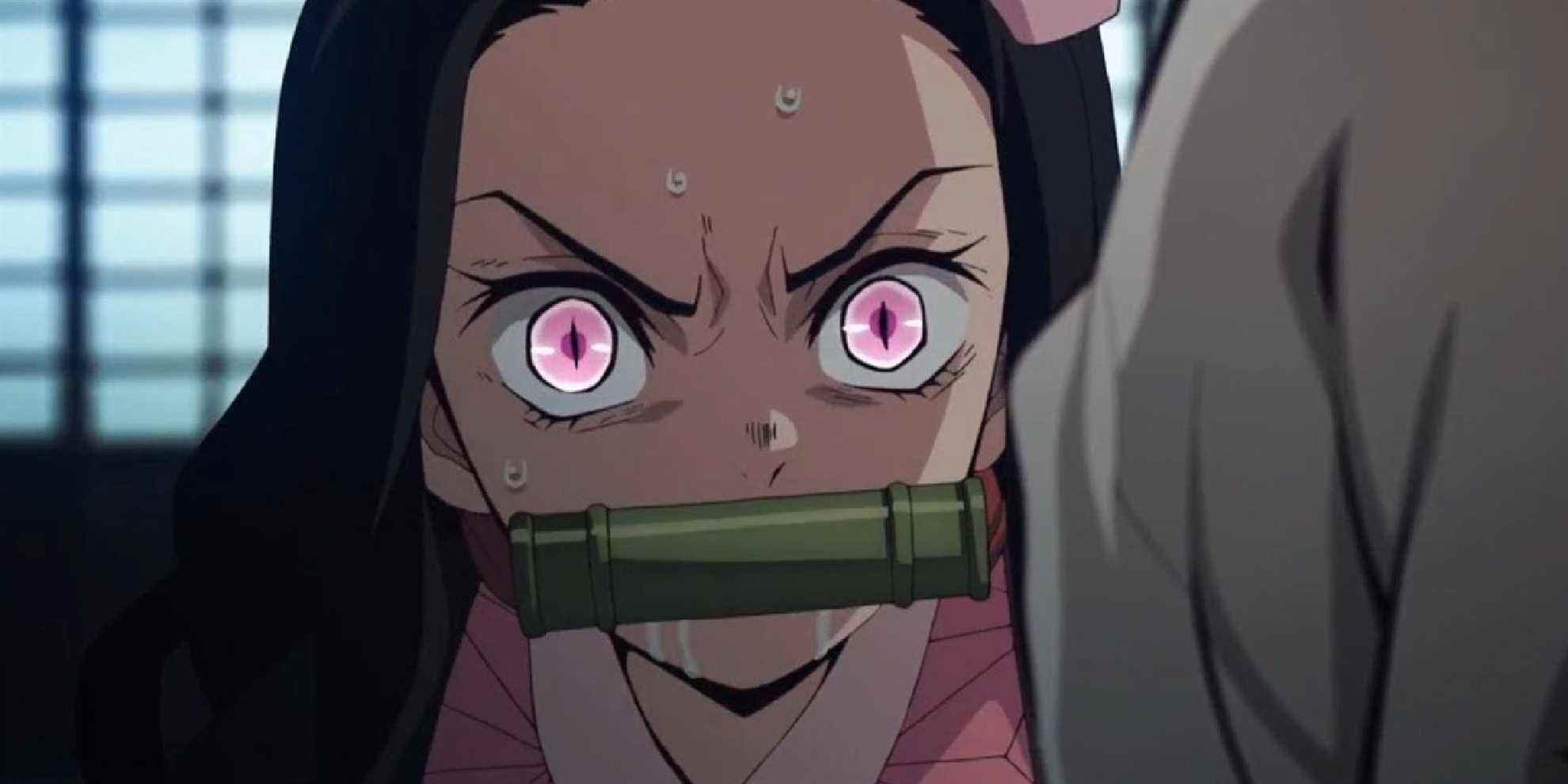 Nezuko a l'air en colère et écume à travers son museau en bambou