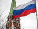 Un drapeau russe flotte à côté d'une des tours du Kremlin au centre-ville de Moscou le 26 février 2022. 