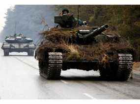 Des chars ukrainiens se déplacent sur une route avant une attaque dans la région de Lougansk le 26 février 2022.