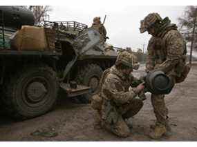 Des militaires ukrainiens préparent un missile guidé antichar portable suédo-britannique NLAW avant une attaque dans la région de Lugansk le 26 février 2022.