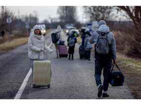 Des gens marchent avec leurs affaires après avoir traversé la frontière à Barabas - Koson alors qu'ils fuient l'Ukraine le 26 février 2022 à Barabas, en Hongrie.