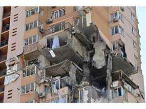 Une vue d'un immeuble d'habitation qui a été touché par un récent bombardement à Kiev le 26 février 2022.