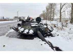 Un fragment d'un char russe détruit est vu sur le bord de la route à la périphérie de Kharkiv le 26 février 2022, à la suite de l'invasion russe de l'Ukraine.