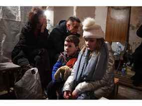 Kira Shapovalova et son frère Mikhailo attendent dans un abri souterrain lors d'une alerte à la bombe dans la capitale ukrainienne de Kiev le 26 février 2022.