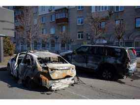Des voitures de police et des voitures civiles incendiées dans la région de Solomianska le 26 février 2022 à Kiev.