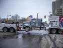 Des camions ont été remorqués depuis la zone de protestation du centre-ville d'Ottawa le dimanche 20 février 2022.