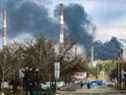 De la fumée s'échappe d'une centrale électrique après un bombardement à l'extérieur de la ville de Schastia, près de la ville de Lugansk, dans l'est de l'Ukraine.