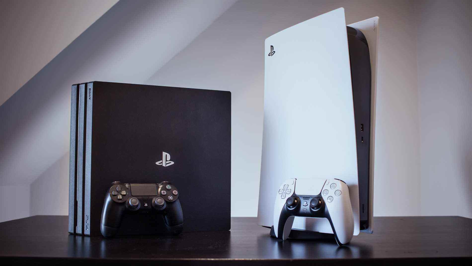 PS5 et PS4 Pro affichés sur une table sur un fond blanc